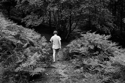 El pintor Vicente Ameztoy, de excursión por la sierra de Aralar. Navarra, 1978.