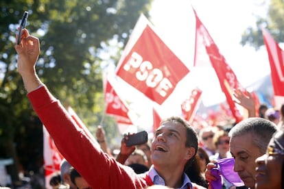 El secretario general del PSOE, Pedro Sánchez, se fotografía durante la primera gran movilización nacional contra las violencias machistas convocada por el movimiento feminista, que ha arrancado poco después del mediodía.