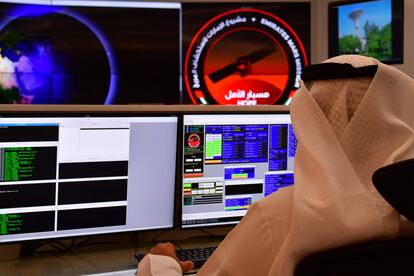 Un empleado del centro de control de la misión a Marte en el Mohammed Bin Rashid Space Centre (MBRSC) de Dubái.