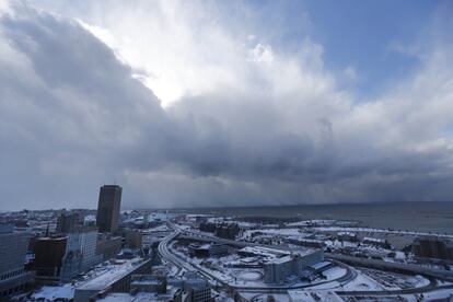 La zona oeste del estado de Nueva York ha sufrido en estos últimos días una de las peores nevadas del año que, por el momento, ya ha dejado al menos cinco muertos y escenas de caos y bloqueo que amenazan con repetirse en las próximas horas. En la imagen, una columna de nubes se mueve al sur de Buffalo, en el Estado de Nueva York, el 18 de noviembre de 2014.