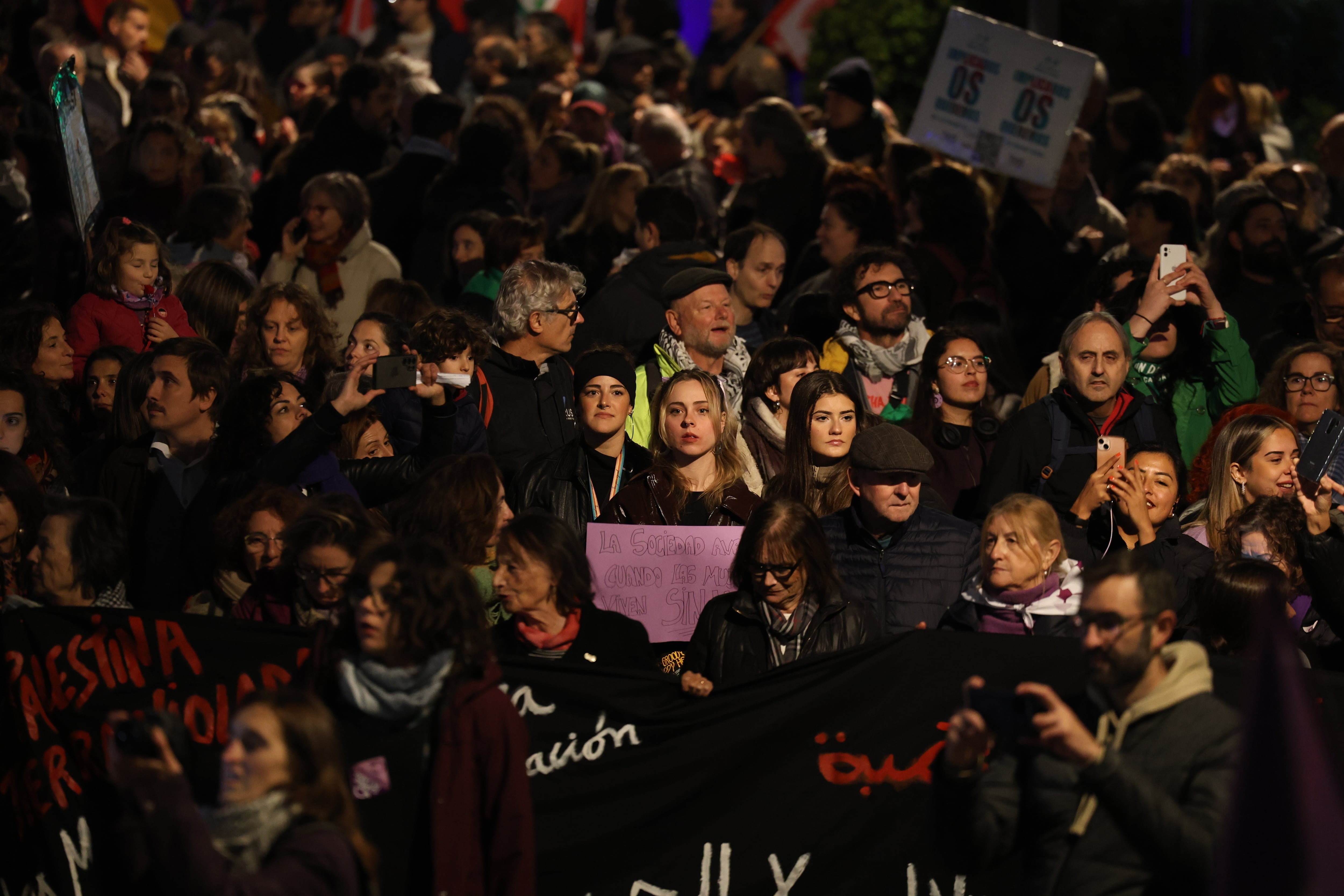 Una de las dos marchas por el Día Internacional de la Eliminación de la Violencia contra la Mujer en Sevilla.