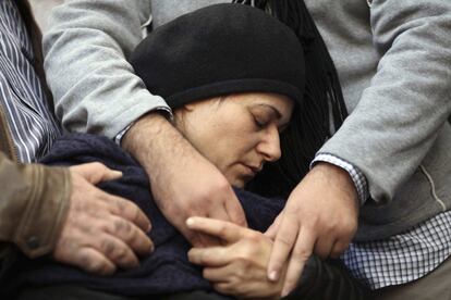 Familiares de Yoav Hattab, durante un servicio fúnebre en Bnei Brak (Israel).