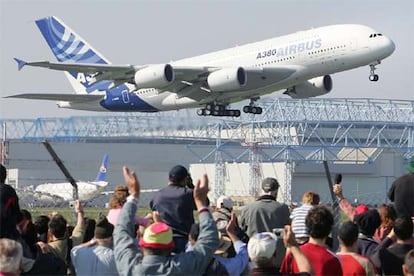 Espectadores contemplan el vuelo del A380 fabricado por Airbus.