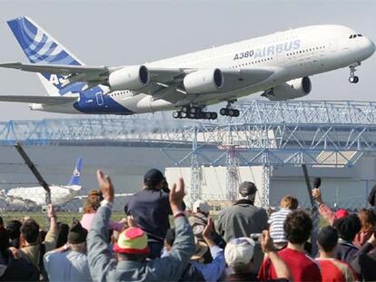 Espectadores contemplan el vuelo del A380 fabricado por Airbus.