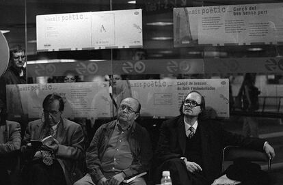 De derecha a izquierda, Pere Gimferrer, Manuel Vázquez Montalbán y Joan Margarit, durante una lectura de poemas en el metro de Barcelona, en 1997. CONSUELO BAUTISTA