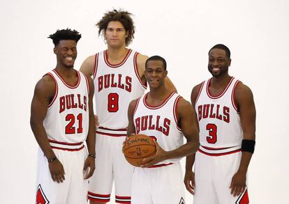 Jimmy Butler de los Chicago Bulls, con sus nuevos compañeros de equipo (de iqzquierda a derecha): Robin Lopez, Rajon Rondo y Dwayne Wade.