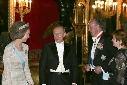Los Reyes, junto a Vladímir Putin y su esposa, Ludmila, antes de la cena de gala en el palacio real.