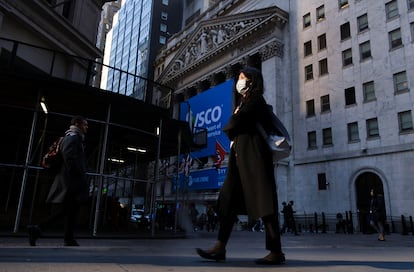 Una persona usando una mascarilla a las afueras de la Bolsa de Nueva York. ¡