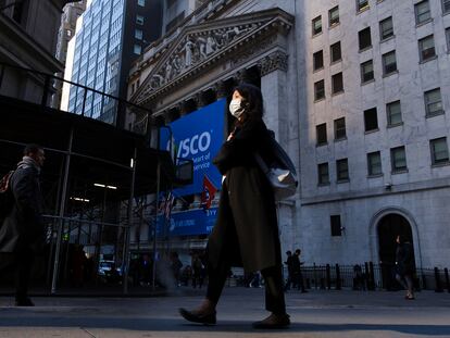 Una persona usando una mascarilla a las afueras de la Bolsa de Nueva York. ¡