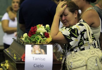 Familiares lloran a sus seres queridos durante la identificacin de las vctimas en el Centro Deportivo Municipal, tras un incendio en una discoteca que dej al menos 233 muertos y 131 heridos, en Santa Mara (Brasil).