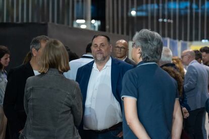 El presidente de ERC, Oriol Junqueras (en el centro), durante el seguimiento de la jornada electoral de elecciones autonómicas de Cataluña, en el Pavelló Estació del Nord de Barcelona.