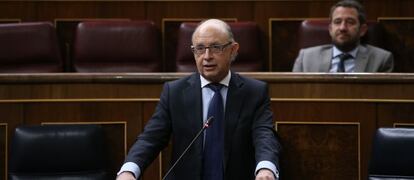 Cristobal Montoro, ministro de Hacienda, en el Pleno del Congreso de los Diputados. 