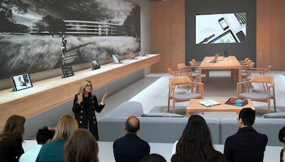 El nuevo 'Apple Store' tendrá salas de reuniones donde grupos de personas podrán reunirse y tener más privacidad. En la foto, Angela Ahrendts, encargada desde 2014 de dirigir la cadena de tiendas de Apple, habla con la prensa el 19 de mayo de 2016.