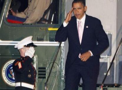 Obama saluda al bajar del helicóptero presidencial en la Casa Blanca.