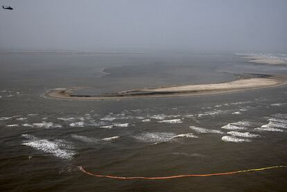 Las medidas de contención de la marea lucen insuficientes ante la magnitud del vertido. BP ha informado de que han lanzado productos químicos en el fondo del mar para tratar de frenar el fluido de petróleo que sigue saliendo del taladro