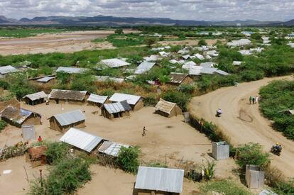Vista aérea del campamento de refugiados de Kakuma, al noroeste de Kenia. Con 192.200 habitantes, Kakuma es el segundo mayor campo de Kenia después del de Dadaab. En esta primera sección, abierta hace 25 años, los barrios se han organizado de forma orgánica con el paso del tiempo, y los signos de la urgencia han ido desapareciendo para dar paso a un ambiente rural. Esta organización contrasta con la de las secciones recientes, más pragmática, donde se encadenan hasta el infinito las filas de alojamientos idénticos. El campamento debería duplicar su tamaño en el futuro debido a la afluencia de refugiados procedentes del sur de Sudán y de la República Democrática del Congo.