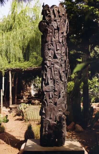 'Totem' (2008). Escultura en bronce. 280 cm de alto x 60 de diámetro. Colección Bank Al Maghreb. Imagen escaneada del libro que la colección 'Libros de Arte Marroquí' de Les éditions Art Point dedica a Mahi Binebine.