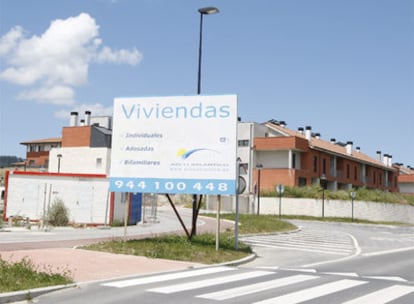 Entrada a la promoción urbanística de Derio, con el anuncio de la constructora Arco Atlántico.