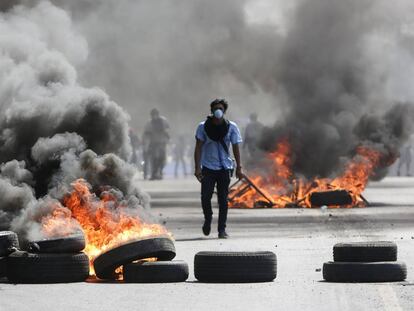 Um manifestante caminha entre barricadas em Managua.