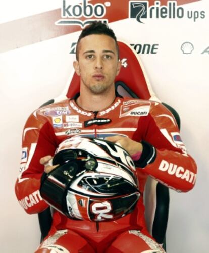 Andrea Dovizioso, en el garaje de su equipo Ducati.