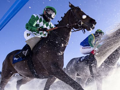 El jinete Dennis Schiergen durante la carrera de nieve plana 1800m, el 9 de febrero,en St Moritz (Suiza).