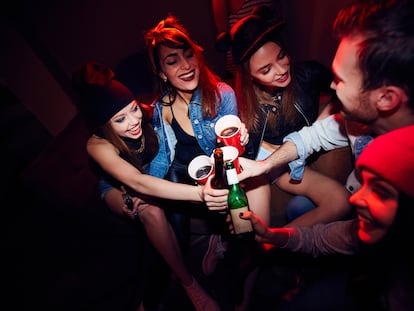 Un grupo de jóvenes bebe alcohol en una fiesta.