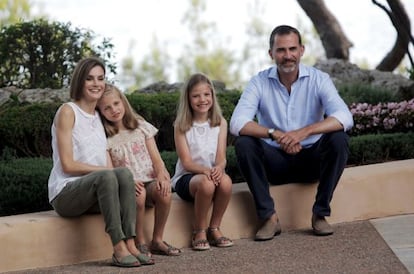 Los reyes junto a sus dos hijas en el tradicional posado de la Familia Real en el palacio de Marivent.