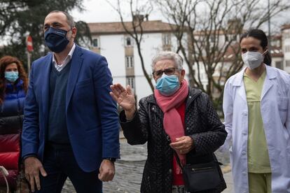La santiaguesa Nieves Cabo Vidal (izquierda), de 82 años y residente en el centro de mayores Porta do Camiño, en Santiago de Compostela, saluda tras ser la primera gallega en recibir la vacuna contra la covid-19.