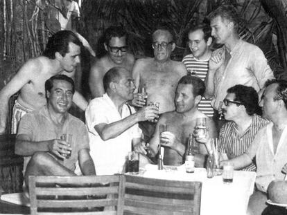 Acapulco, 1965: Gabriel Garc&iacute;a Marqu&eacute;z (con gafas, sentado) y a su derecha el cineasta Luis Bu&ntilde;uel.