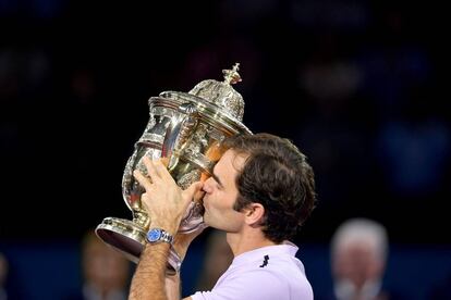 Federer celebra la victoria en ATP 500 de Basilea.