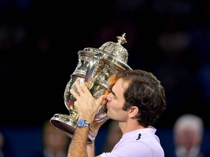 Federer celebra la victoria en ATP 500 de Basilea.