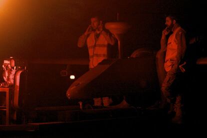 Un avión español no tripulado modelo PASI a punto de despegar por la pista del aeropuerto de la base de Herat.