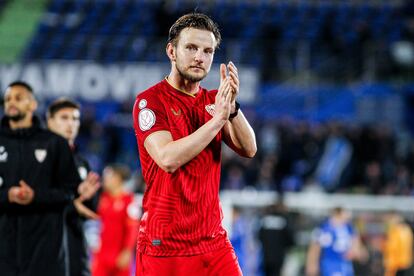 Ivan Rakitic aplaude durante el partido contra el Getafe, el 16 de enero en Getafe (Madrid).