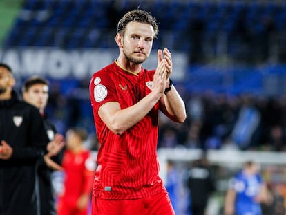 Ivan Rakitic aplaude durante el partido contra el Getafe, el 16 de enero en Getafe (Madrid).