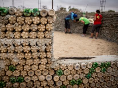 Construcción de un aula para niños con botellas de plástico.