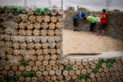 Construcción de un aula para niños con botellas de plástico.