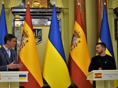 Pedro Sánchez y Volodímir Zelenski, este jueves en la rueda de prensa que han ofrecido en Kiev.