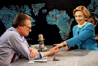 Larry King, durante su entrevista a Hillary Clinton, en 1994. La leyenda televisiva ha muerto este sábado a los 87 años víctima del coronavirus en el Cedars Sinai Medical Center de Los Ángeles, donde fue ingresado en Navidad.