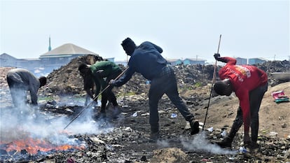 El oficio de 'quemador' es el eslabón más bajo en el precario microcosmos de Agbogbloshie. Realizar este trabajo expone a unos niveles de contaminación peligrosos, pero los recicladores (muchos de ellos, llegados del norte del país) aseguran no tener opción si quieren lograr un sustento para ellos y sus familias.