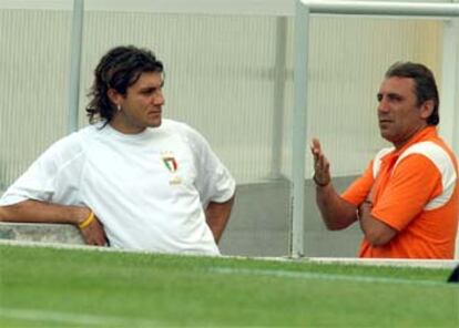 Vieri conversa con Stoichkov, ayer durante el entrenamiento de Italia.