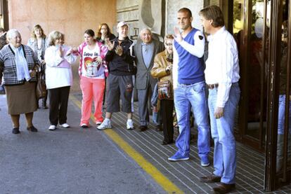 Miguel García, acompañado del secretario técnico del club Baltasar Sánchez, abandona el Hospital Clínico de Salamanca.