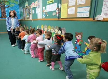 Alumnos de la Escuela Infantil Los Reyes de Córdoba con su profesora Carmen Muriel.