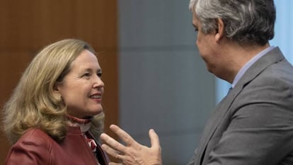 Economy minister Nadia Calviño, with the outgoing president of the Eurogrupo, Màrio Centeno of Portugal.