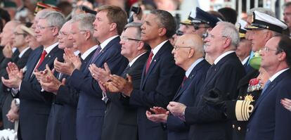 De izda a dcha, el primer ministro canadiense Stephen Harper, el presidente del Consejo Europeo Herman Van Rompuy, el rey Felipe de B&eacute;lgica, Guillermo Alejandro de Holanda, el presidente polaco Bronislaw Komorowski, Barack Obama, el presidente italiano Giorgio Napolitano, el presidente eslovaco Ivan Gasparovic, Harald V de Noruega, la reina Isabel II de Inglaterra y el presidente franc&eacute;s Fran&ccedil;ois Hollande durante la conmemoraci&oacute;n del 70 aniversario del desembarco en Ouistreham, Francia. 