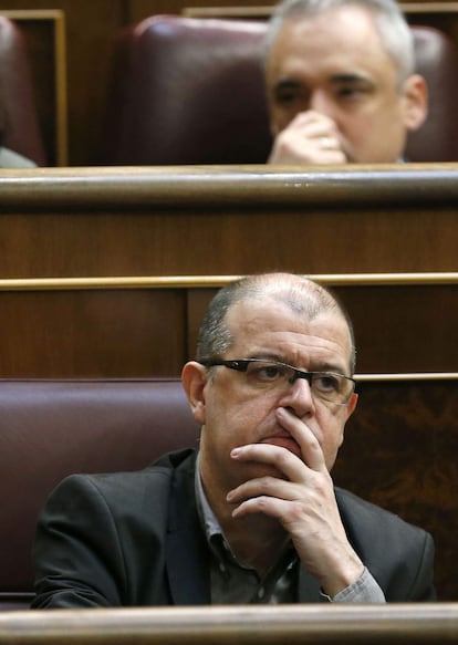 GRA284. MADRID, 20/02/2013.- El diputado socialista y exsecretario de Organización del PSC José Zaragoza sigue el discurso inicial hoy del presidente del Gobierno, Mariano Rajoy, en el debate sobre el estado de la nación. EFE/Juan Carlos Hidalgo