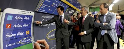 Gonz&aacute;lez Velayos (derecha), en la presentaci&oacute;n de la campa&ntilde;a publicitaria en la estaci&oacute;n de Sol. 