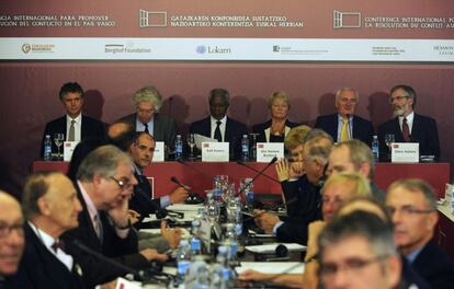 Los mediadores Jonathan Powell, Pierre Joxe, Kofi Annan, Gro Harlem Brutland, Bertie Ahern y Gerry Adams, durante la conferencia.