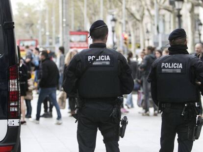 Una parella de Mossos d'Esquadra.