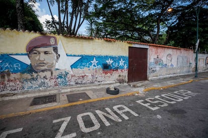 Un mural de Hugo Chávez en la fachada de una escuela en Caracas.