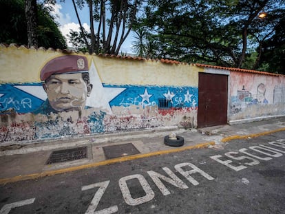 Un mural de Hugo Chávez en la fachada de una escuela en Caracas.